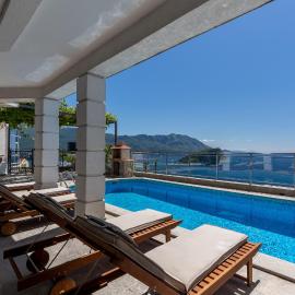 Private swimming pool three-story apartment with a superb view