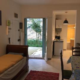 Proche du Château de Versaillles une Chambre avec Jardin