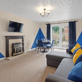 Luxurious 2-Bedroom Haven in Vibrant Robinhood: Ideal for Business or Leisure Stay, hotel in Nottingham