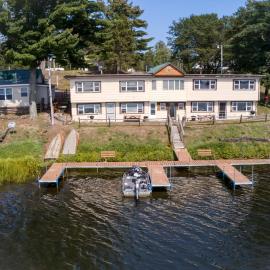 Lakeside Cabins at Wedges Hideaway, hotel din Gordon