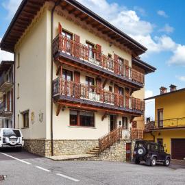 2 Bedroom Stunning Apartment In Pezzoro
