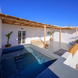 Athiri Luxury Suites، فندق في بيريفولّوس