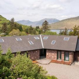Heather Lodge with Sea and Mountain Views, hôtel à Leenaun
