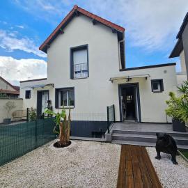 Maison moderne proche paris avec jardin, terrasse, et bien desservie