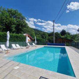 Laffrey에 위치한 호텔 Chalet bord de lac avec piscine 2A