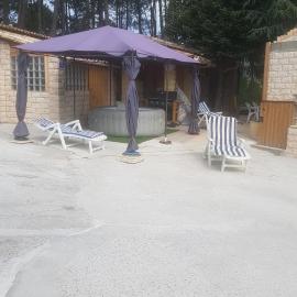 Paisible Chalet 5 personnes maxi en option 8 pers SPA, hotel em Largentière