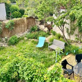 Maison de village avec jardin à 3 km des plages., hôtel à Loupian