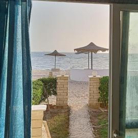 شاليه سياحي مكيف صف أول علي البحر مباشره ومكيف وبحديقه خاصه, hotel in Ras Sedr