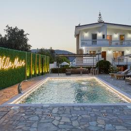 Villa Mairi - 2 private pools & Game Room near Athens, hotel v destinácii Salamís