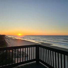 Oceanfront Pool Balcony at Ospreys Nest in North Topsail Beach, hotel in North Topsail Beach