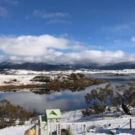 Wild Pines Waterfront Guesthouse BBQ Pet Friendly, hotel a Jindabyne