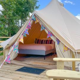 Greystones Glamping - Tent 1, hotelli kohteessa Na Clocha Liatha