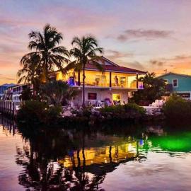 BEAUTIFUL WATER VIEW POOL GYM Room Private Dock, hotel in Marathon