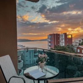 Vanja Apartment with Private Parking - Sea View, hotel in Pržno