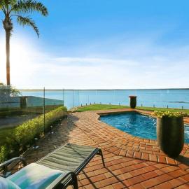 Serene 5 BDRM Villa with Pool, hotel a Toukley