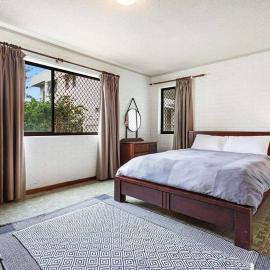 PET FRIENDLY & Super Central Retro Beach Pad! – hotel w mieście Gold Coast