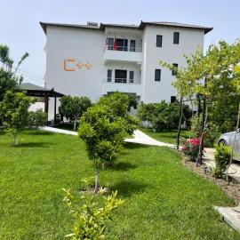Hotel Vila C plus plus, מלון בבראט