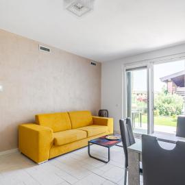 HOST4U - Garda Lake Lido Apartments With Pool, Garden and Private Parking in Garage