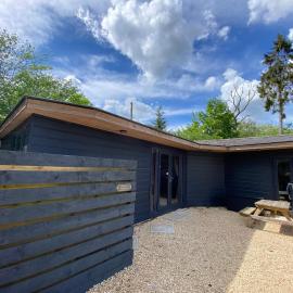 Hunters Hideaway Lodge - Private Hot Tub - Infrared Sauna - Dog Friendly, Hotel in Warminster
