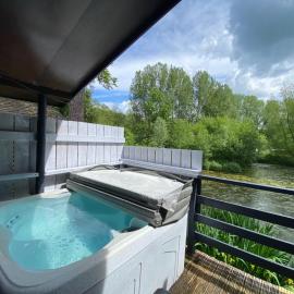 Magpie 1 Hot Tub HuntersMoon-Warminster-Bath-Wiltshire, Hotel in Warminster