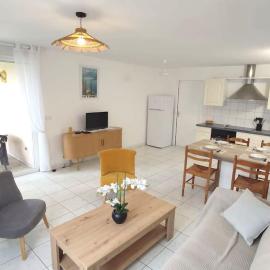 Appartement T3 classé trois étoiles au calme de plain-pied au centre Doussard avec vue sur montagne, lac Annecy à proximité