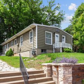 Duplex Hideaway in Saint Charles MO, hotel in St. Charles