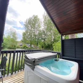 Otter 4 Hot Tub - HuntersMoon-Warminster-Bath-Salisbury, Hotel in Warminster