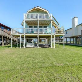 Ocean Access + BBQ Pit: Surfside Beach Family Home, hotel em Surfside Beach