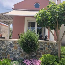 Modern house by the sea, hotel in Apidias Lakos