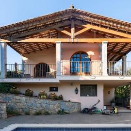 Luxury Villa in Girona with Indoor Pool & Garden Base for Costa Brava, France and Barcelona, hotel i Girona