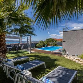 Private Resort Villa, Salt Pool, Cinema & Sea View
