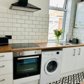 Superbly located terraced house, hotel di Manchester