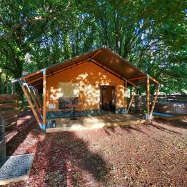 Luxury Safari Tent with Hot Tub at Camping La Fortinerie, hotel v destinácii Mouliherne
