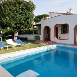 Villa Magnolia con piscina ad uso privato โรงแรมในฟอนตาเน บีอานเก