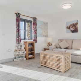 Grassholm Cottage with Hot Tub - Dog Friendly, hotel in Haverfordwest