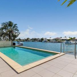 Canal Serenity Retreat, hotell i Banksia Beach
