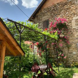 Guest House Ulaj، فندق في Vusanje