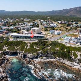Sage at Whale Cove - Sea Facing Apartment: De Kelders şehrinde bir otel