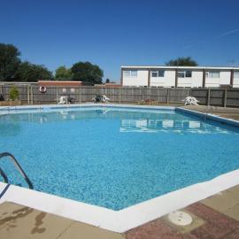 Beautifully appointed 2 storey chalet with access to outdoor swimming pool - 5 minute stroll to miles of sandy beach - Near to the Norfolk Broads & Great Yarmouth