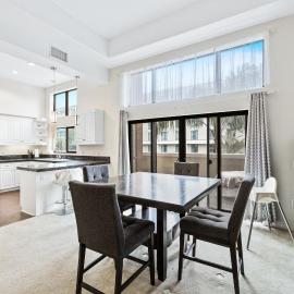 Ultimate LA Vacation 2BR w Pool Above Shops, hotel u gradu Monterej Park