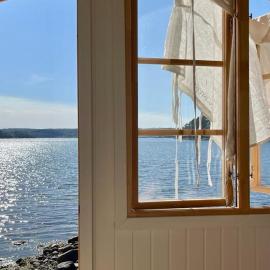 Seaside dream with jetty & guest cottage, hotel in Ljungskile