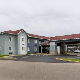 Super 8 by Wyndham Indianapolis/NE/Castleton Area, hotell i Castleton