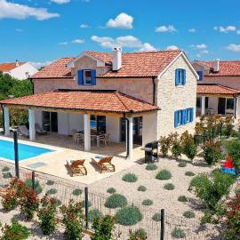 Papa's Court III Pasman Villa with pool
