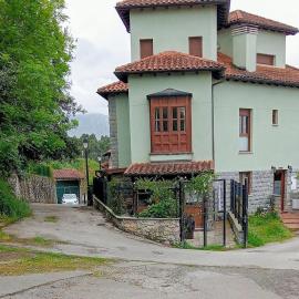 Casa con jardín cerca de las playas de llanes, hotel a Llanes