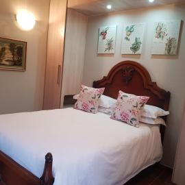 The Farmhouse Cottage, hotel em Magudu