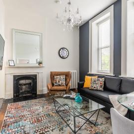 Apartment in the James South Neighborhood, hotel in Hamilton