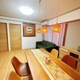 Entire貸切 JR北柏駅徒歩2分 HYGGE HOUSE 旅人の家 駐車無料 高速Wi-Fi フルキッチン 洗濯乾燥機 長期滞在 アメニティ完備 上野30分 成田空港60分، فندق في كاشيوا