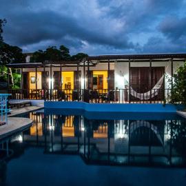 Bliss By The Sea - Beach Front Villa with Private Pool, hotel a Treasure Beach