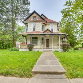 Charming Champaign Victorian w/ Deck!, hotel a Champaign
