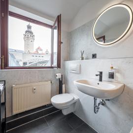 Rathausblick – Moderne Ferienwohnung mit 2 Schlafzimmern, Küche, Bad, Waschmaschine & Trockner mitten in der Innenstadt